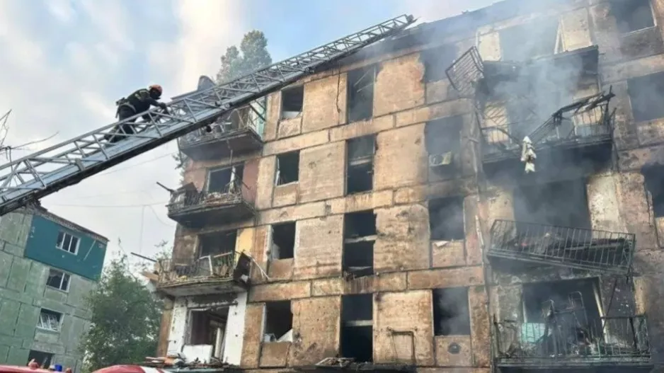 Έξι νεκροί από ρωσικό πλήγμα σε πολυκατοικία