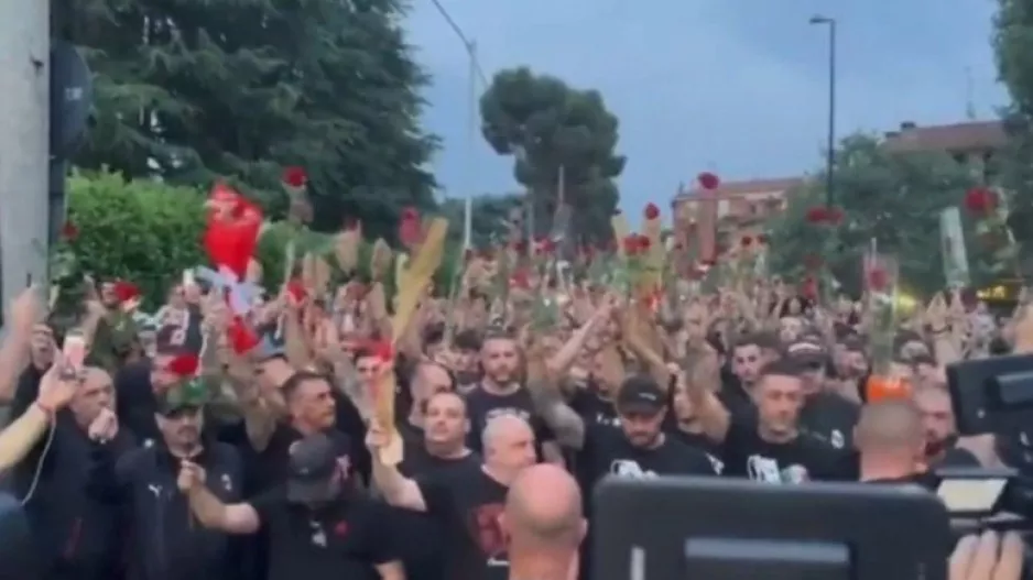 Το «αντίο» της Curva Sud της Μίλαν στον Καβαλιέρε - Πανό και των ultras της Νάπολι και της Γιούβε