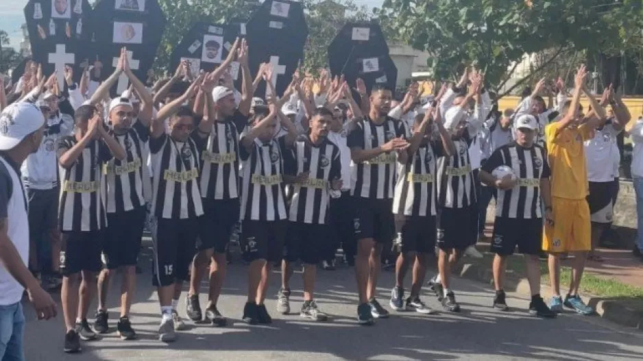 Οπαδοί της Σάντος κατέβασαν 11άδα... διαμαρτυρίας και προκάλεσαν σε αγώνα την ομάδα!