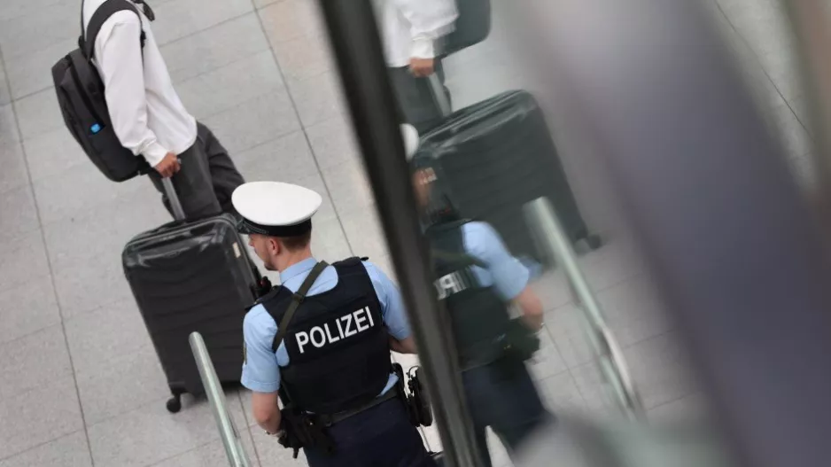  27χρονη γδύθηκε σε αεροσκάφος και δάγκωσε αστυνομικό