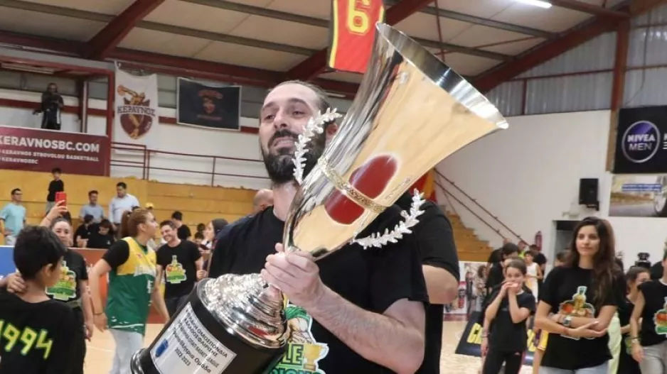 Ο αρχηγός δεν πάει πουθενά!