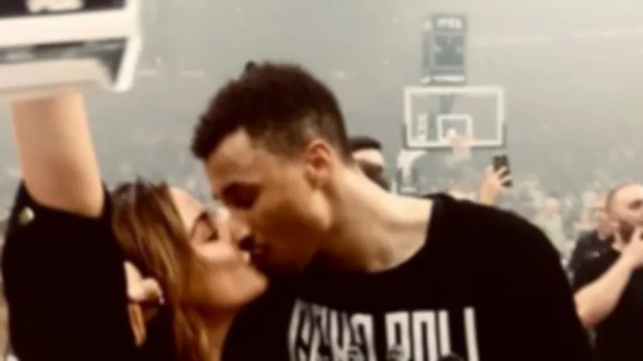 Ο εκπληκτικός τρόπος που έμαθε μέσα το παρκέ ότι θα γίνει μπαμπάς