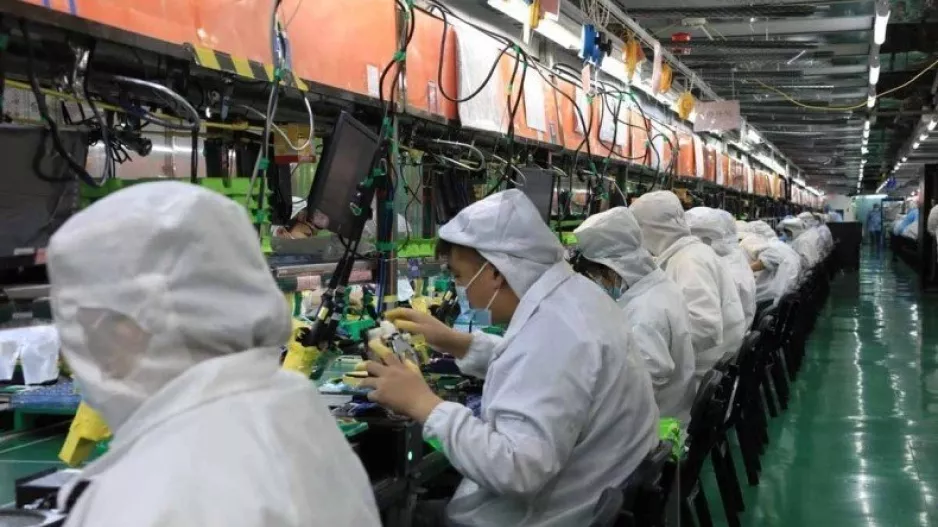 Στα κόκκινα η παραγωγή των iPhone 15, τα εργοστάσια συναρμολόγησης προσλαμβάνουν κατά κύματα