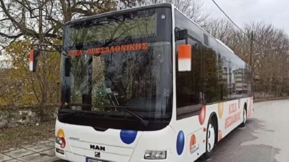 Αστικό λεωφορείο πήρε φωτιά εν κινήσει στη Θεσσαλονίκη