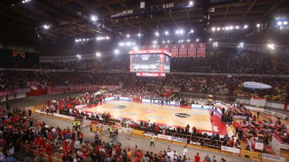 Το Στάδιο Ειρήνης και Φιλίας γίνεται… κόκκινο