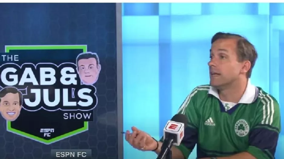 Γάλλος δημοσιογράφος βγήκε σε εκπομπή του ESPN με ρετρό φανέλα Παναθηναϊκού!