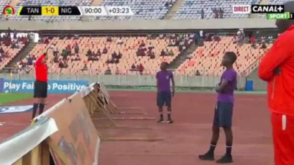 Διαιτητής απέβαλε τρία… ball boys επειδή πετούσαν μπάλες για καθυστέρηση!