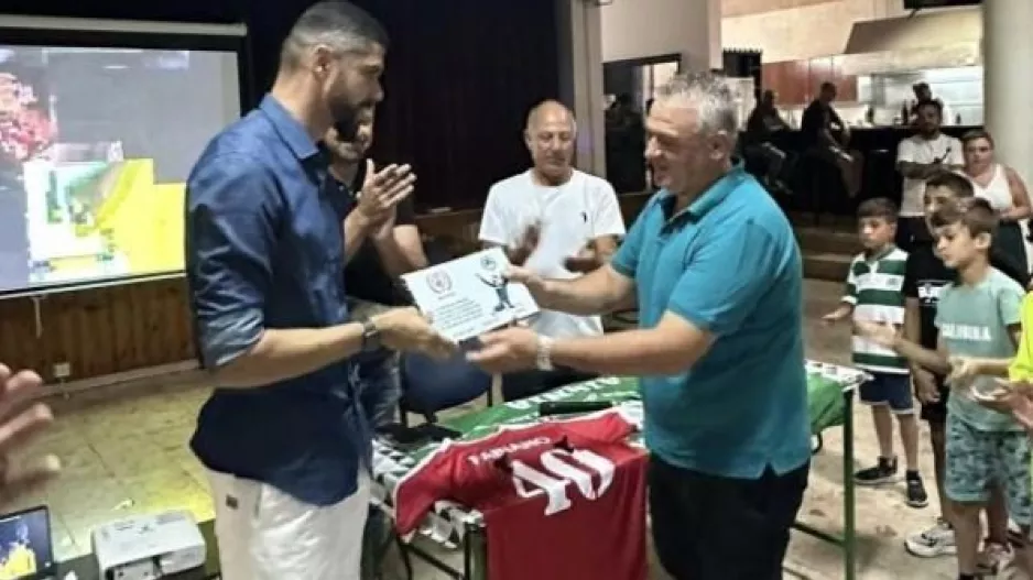 Το μήνυμα στην πλακέτα και η "απάντηση" του Φαμπιάνο (φώτο)