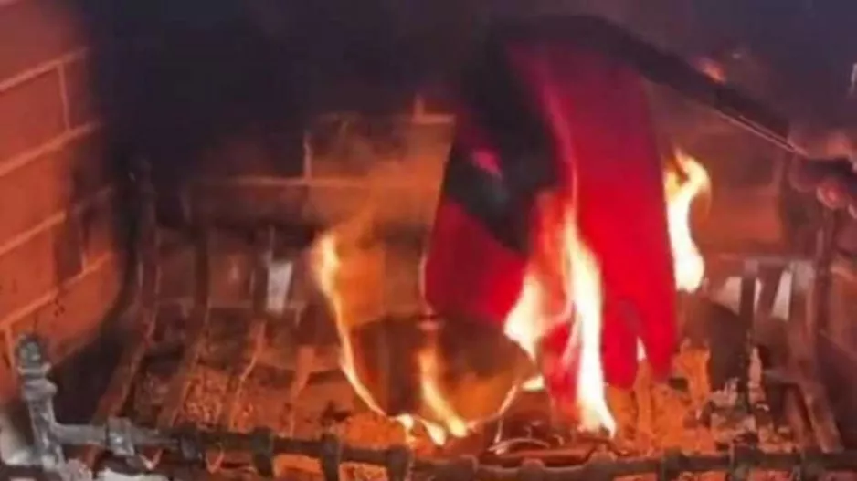 Οπαδός του Ολυμπιακού άναψε τζάκι για να κάψει τη φανέλα του Σλούκα!