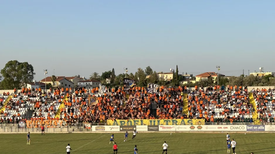 Ο κόσμος του ΑΠΟΕΛ στην Περιστερώνα (φώτος) 