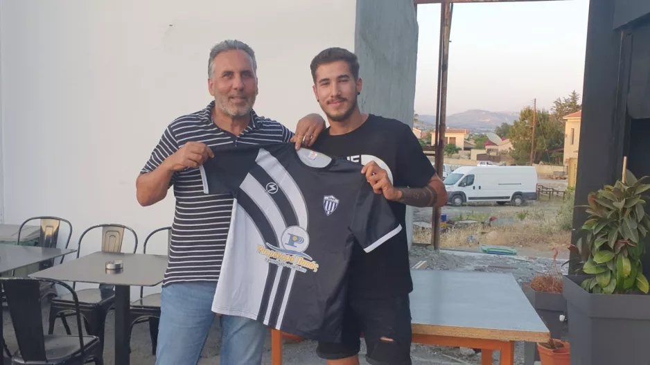Ανανέωσε με Κατσιάμη