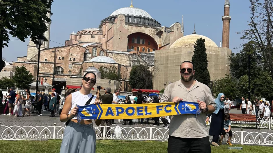 ΑΠΟΕΛ με φόντο την Αγία Σοφία (Κωνσταντινούπολη)