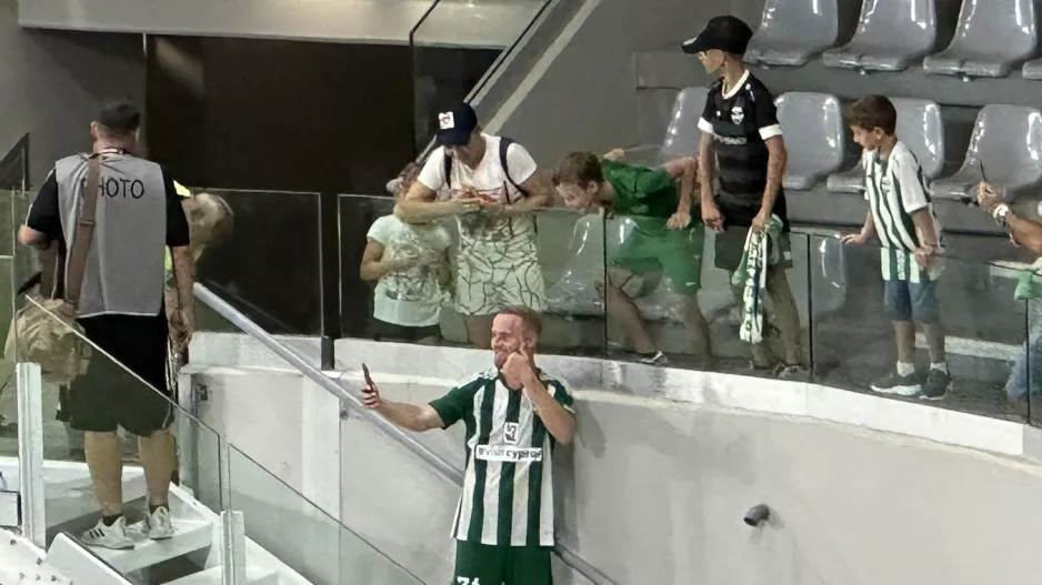 "Ενα" με τον κόσμο ο Μπρόρσον: Πήρε τα κινητά και έβγαζε σέλφι! (φώτος)