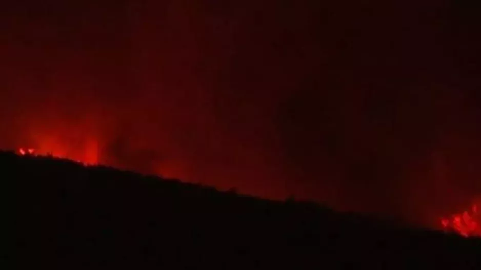 Φωτιά στο Λουτράκι: Δεύτερη νύχτα αγωνίας