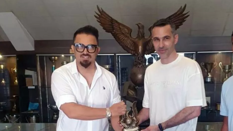 "Πάντα ένας από εμάς/Τέτοιες ενέργειες μεγαλώνουν την Ανόρθωση!"