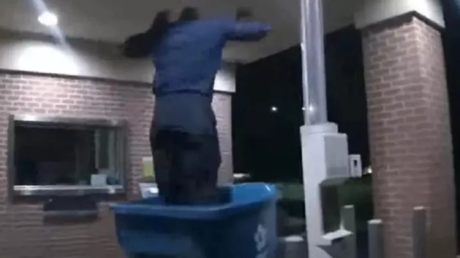 Ληστής έπεσε σε... κάδο απορριμμάτων και συνελήφθη (βίντεο)