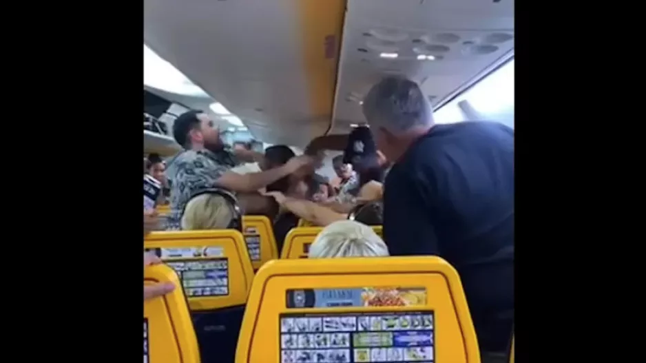 Πιάστηκαν στα χέρια σε αεροπλάνο για μια θέση (βίντεο)