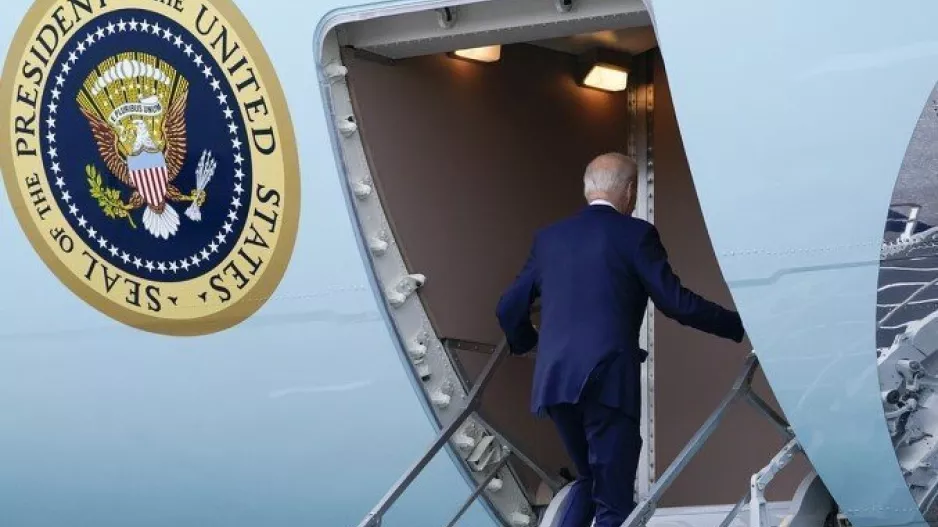 Πάλι σκόνταψε στη σκάλα του Air Force One ο Τζο Μπάιντεν