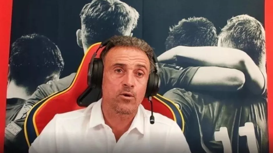 Λουίς Ενρίκε: «Στα ρεπό μου περπατώ με την οικογένειά μου, με τα σκυλιά μου και αθλούμαι»