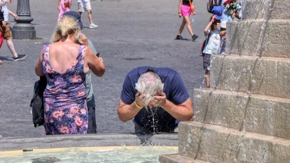 Οι Γερμανοί συστήνουν μεσημεριανή σιέστα, ελαφριά ρούχα και κρύα ποδόλουτρα για την αντιμετώπιση του καύσωνα