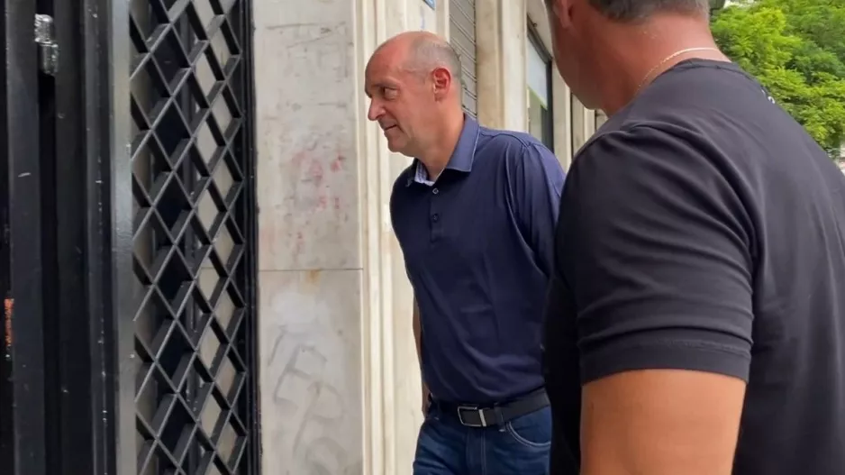 Ο Παναγιώτης Αγγελόπουλος στα γραφεία της Arcadia για την συνάντηση με τον Σλούκα