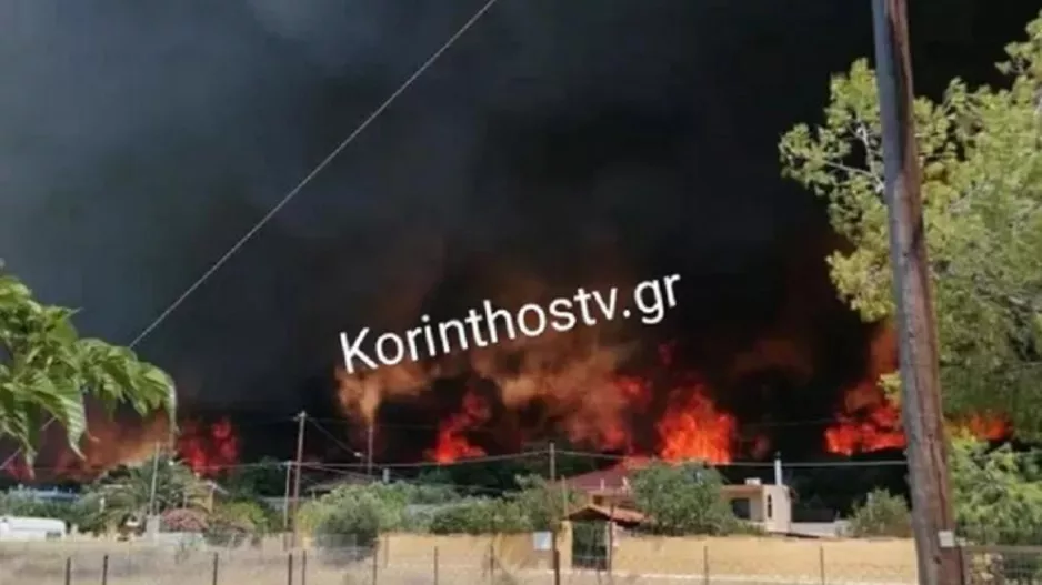 Λουτράκι: Στα πρώτα σπίτια οι φλόγες