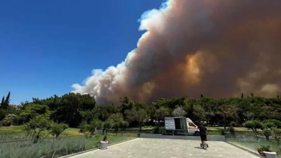 Χάος από το μέτωπο στον Κουβαρά: Εκκενώνονται Λαγονήσι, Σαρωνίδα και Ανάβυσσος