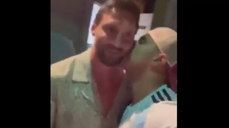Τρελάθηκε και φίλησε τον Μέσι 
