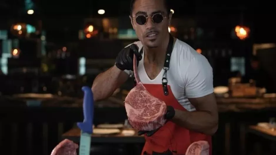Ο Salt Bae μείωσε τις τιμές στα εστιατόριά του – Έφτιαξε μενού με 40 ευρώ