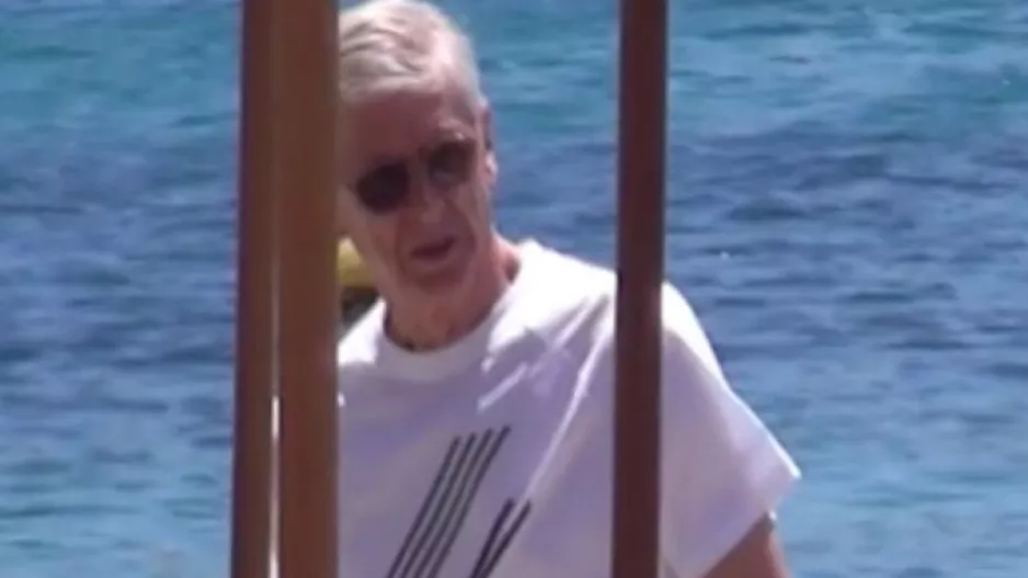 Στη Μύκονο με νεαρή αιθέρια... ύπαρξη ο Αρσέν Βενγκέρ!
