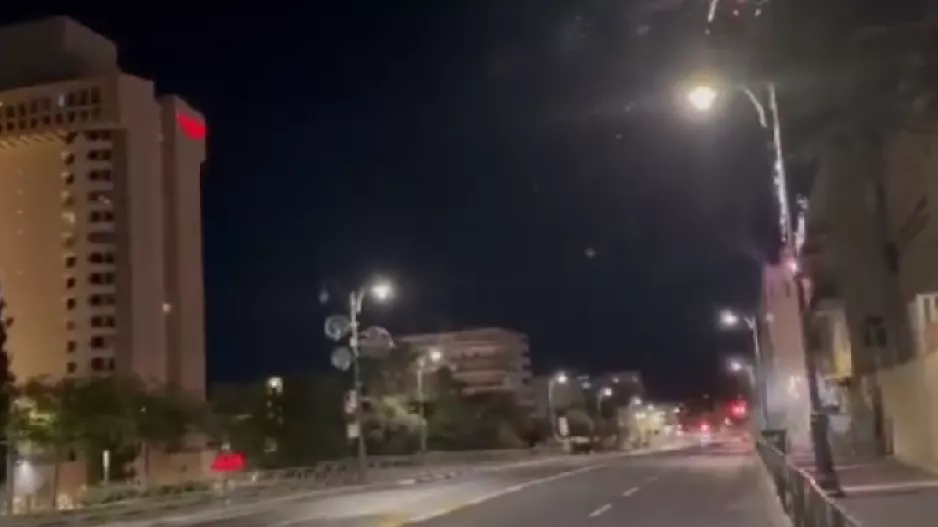 Βίντεο από τα πυροτεχνήματα των οπαδών της Μπεϊτάρ έξω από το ξενοδοχείο του ΠΑΟΚ!
