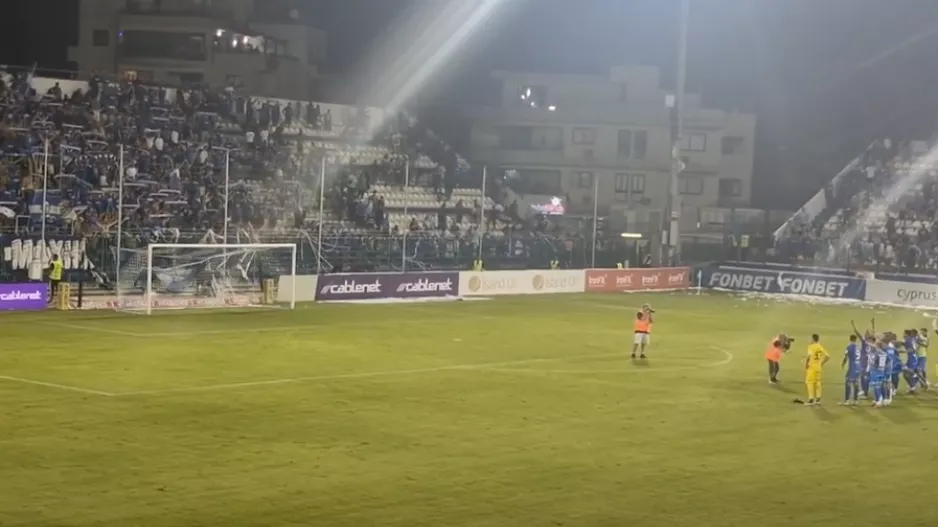 Παίκτες αγκαλιασμένοι, Μαχητές με κασκόλ και... "Παίξε για κάθε αδελφό" (βίντεο/φώτος)