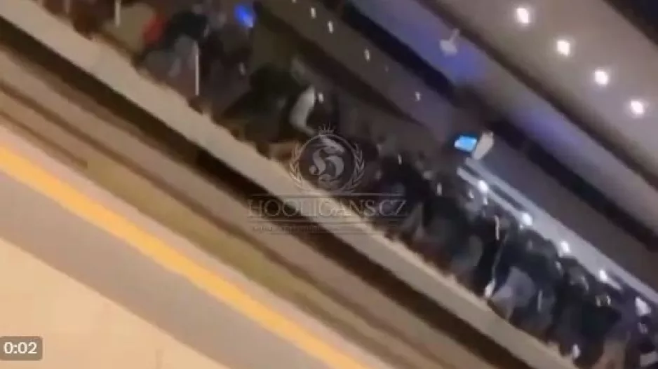 Η στιγμή που οι Κροάτες χούλιγκανς μπαίνουν ανενόχλητοι στο μετρό (βίντεο)