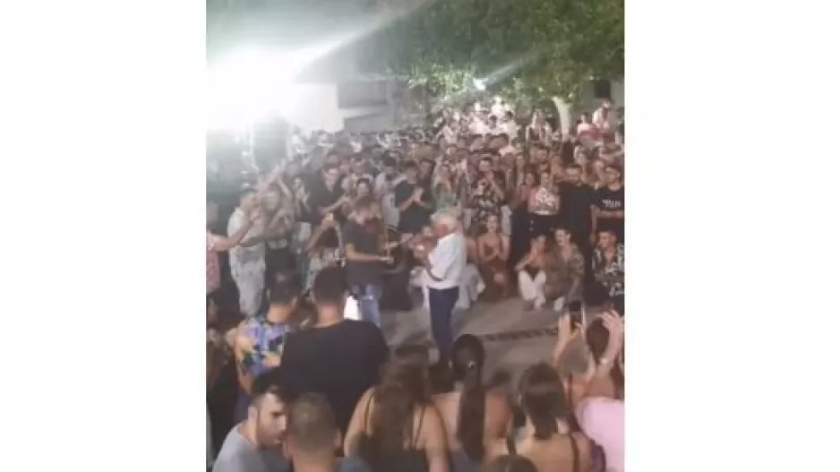 Καταχειροκροτήθηκε 86χρονος μετά το βαρύ του ζεϊμπέκικο σε πανηγύρι της Τήνου