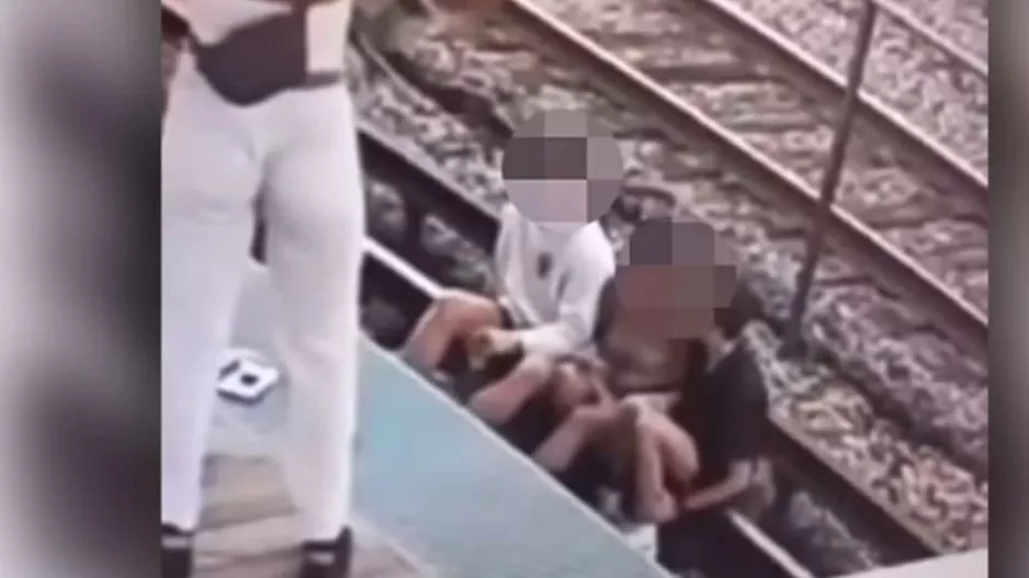 Τρομακτικό βίντεο - Έκατσαν σε γραμμές τρένου για selfie και τους «χτύπησε» το ρεύμα