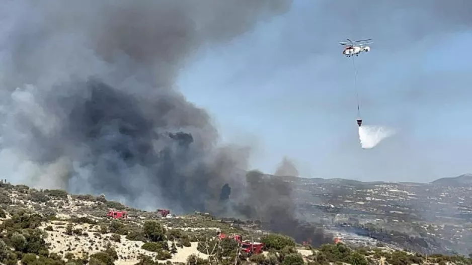 Εκκενώθηκαν σπίτια από την μεγάλη φωτιά στην Επ. Λεμεσού