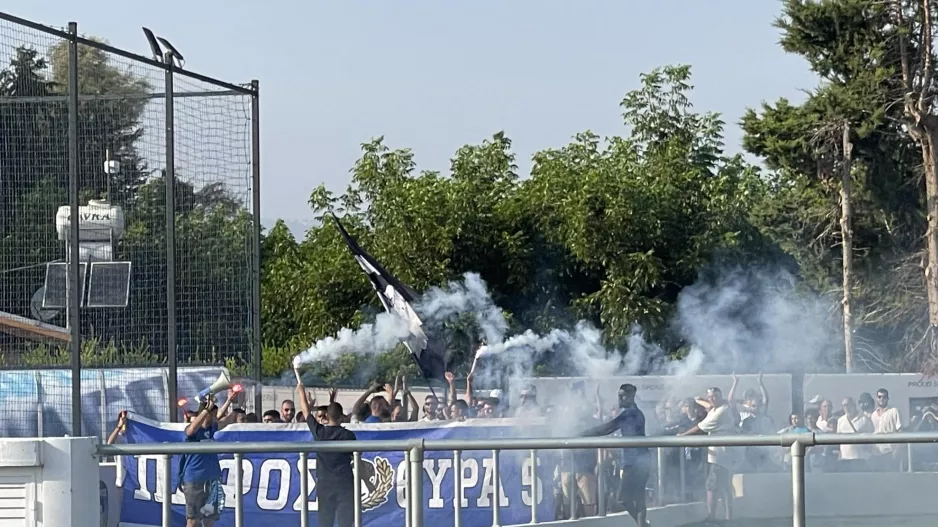 "Ντόπες" της Θύρας 5 σε παίκτες - τεχνική ηγεσία, το Kerkida στην ανοικτή προπόνηση! (βίντεο/φώτος)