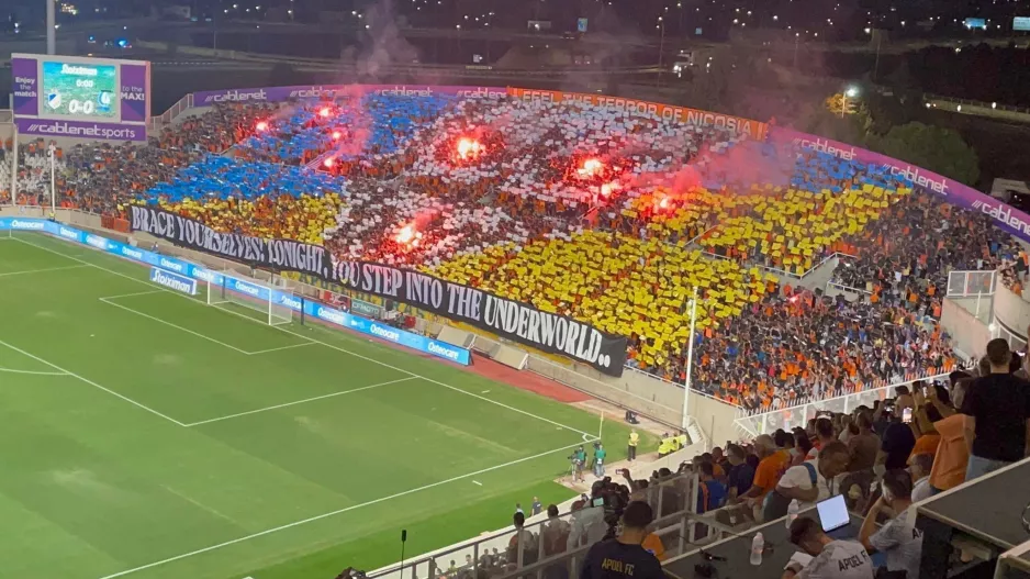 Εντυπωσιακό διπλό coreo και pyro show από τους Πορτοκαλί! (φώτος & βίντεο)