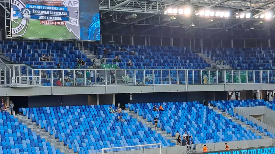 Αρειανοί/Tehelné pole