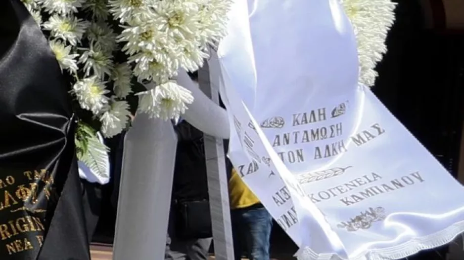 Το στεφάνι που «τσάκισε» τους πάντες – «Καλή αντάμωση με τον Άλκη μας»