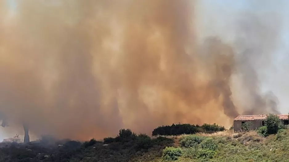 Αναζωπύρωση στην Άλασσα - Έκλεισαν δρόμοι 