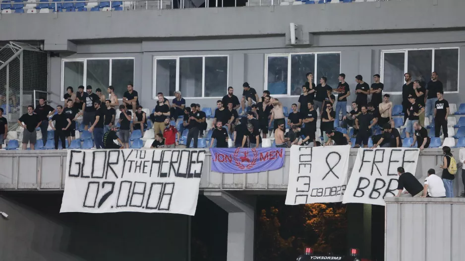(Ντίλα Γκόρι) Πανό υπέρ των χούλιγκαν της Ντινάμο Ζάγκρεμπ!