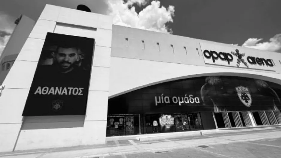 Το πρόσωπο του Μιχάλη στις οθόνες έξω από την OPAP Arena 