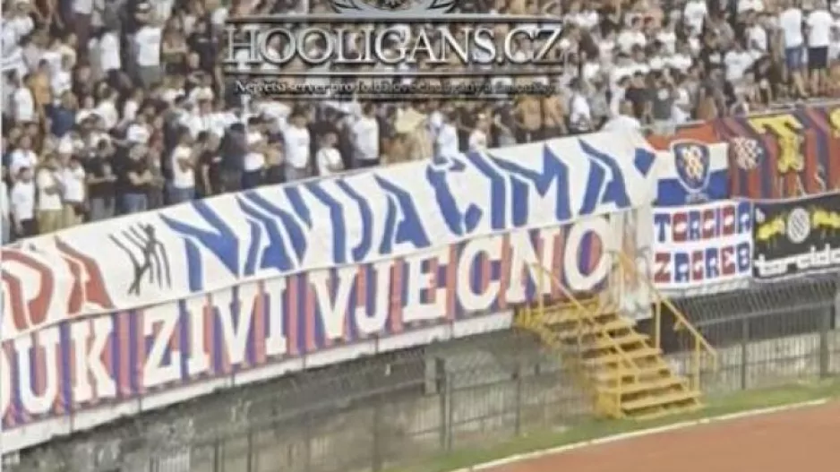 Πανό συμπαράστασης των οπαδών της Χάιντουκ στους συλληφθέντες της Ντιναμό