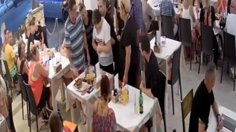 Σερβιτόρος στη Ζάκυνθο έσωσε τη ζωή πελάτισσας που πνιγόταν (βίντεο)