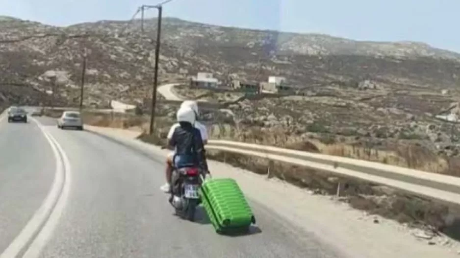 Τουρίστες στη Μύκονο έδεσαν βαλίτσα με ροδάκια στο σκούτερ (βίντεο)