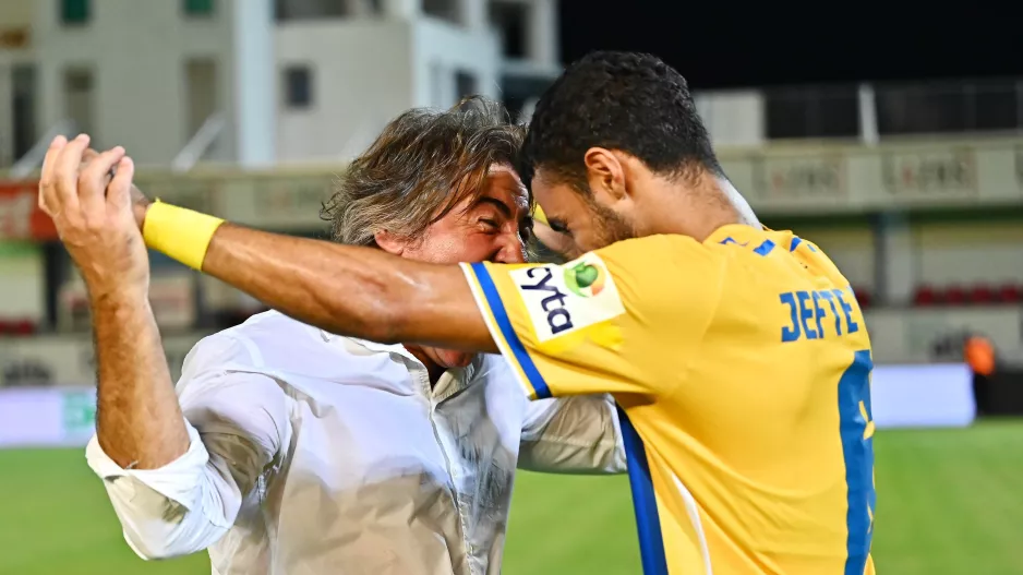 Η αγκαλιά - "ντόπα" του Σα Πίντο στον Ζέφτε (φώτος)