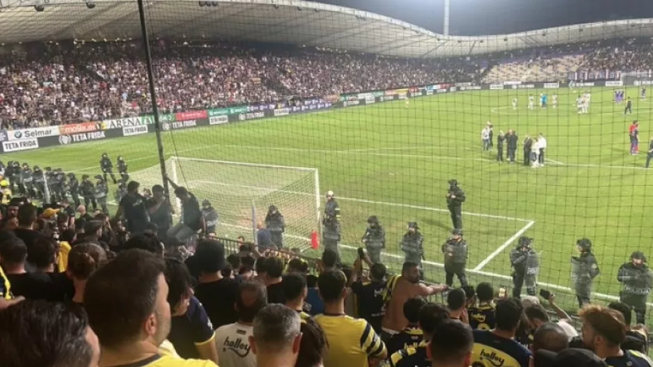 Επεισόδια και προσωρινή διακοπή στο Μάριμπορ - Φενέρ