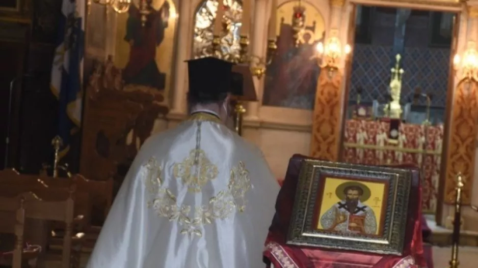 Επεισόδιο έξω από εκκλησία στην Εύβοια για τις νέες ταυτότητες: Γυναίκα χαστούκισε ιερέα, «προδότη, πουλημένε, νεοταξίτη»