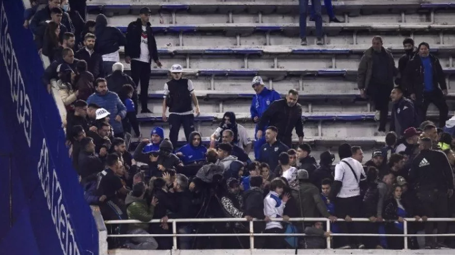 Οπαδοί επιτέθηκαν στους παίκτες απειλώντας τους με όπλο!